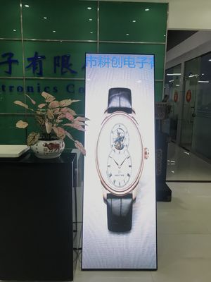 바닥에 있는 LED 포스터 디스플레이 풀 컬러 P4 휴대용 광고 출판