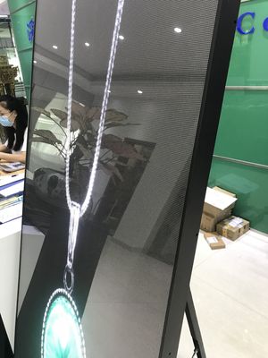 바닥에 있는 LED 포스터 디스플레이 풀 컬러 P4 휴대용 광고 출판