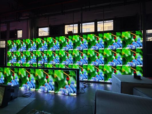 960*960mm 미디어 전면 LED 디스플레이 6500nits 밝기 IP65 보호 및 3840Hz 갱신 속도 야외 사용